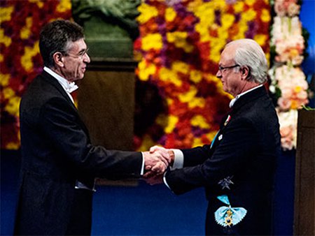 Lefkowitz receiving his award from the King of Sweden